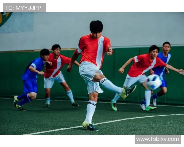 足球明星挑战绕竿技巧视频展现惊人球技与创意表演